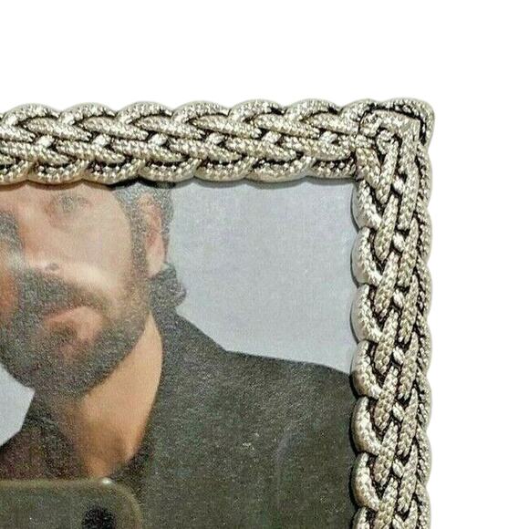 Ornate standing picture frame woven silver tone textured braided holder 4" x 6" - Picture 6 of 6